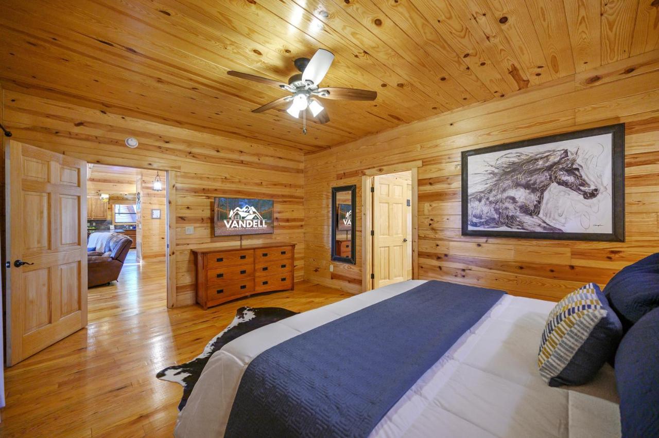 The Eastwood Spacious Retreat With 4 King En-Suites - Hot Tub - Pet-Friendly - Cozy Fire Pit - Prime Location - Multi-Family Broken Bow Ngoại thất bức ảnh