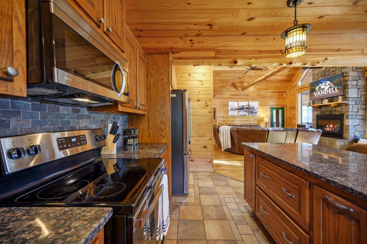 The Eastwood Spacious Retreat With 4 King En-Suites - Hot Tub - Pet-Friendly - Cozy Fire Pit - Prime Location - Multi-Family Broken Bow Ngoại thất bức ảnh